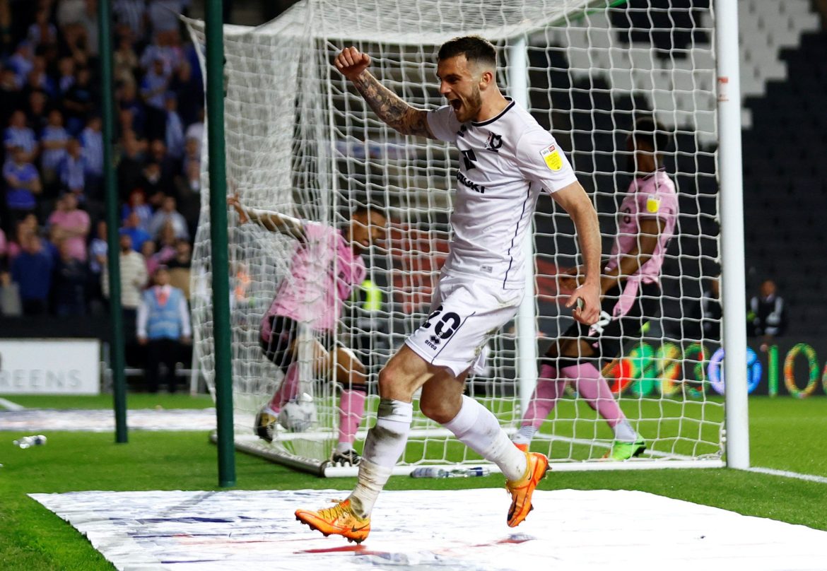 Preston beat Sunderland to Troy Parrott
