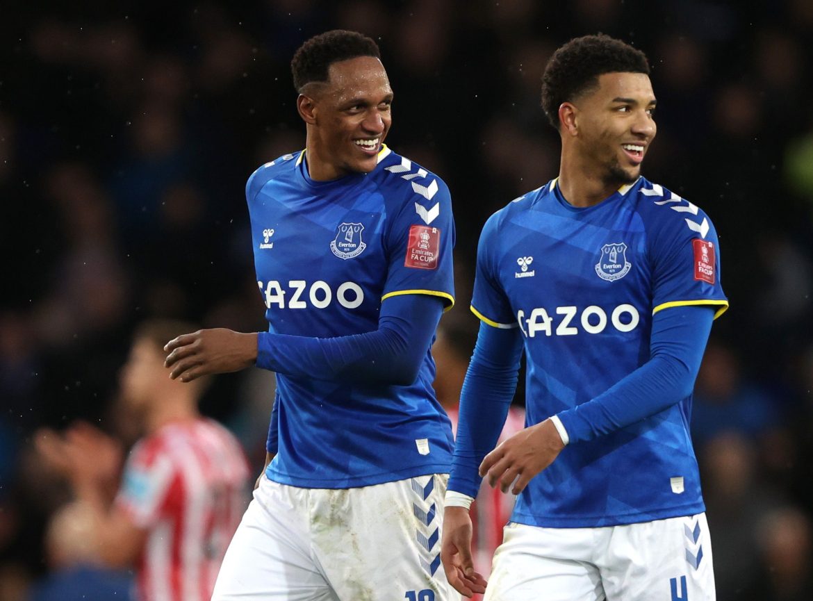 Everton team news on Mina vs Brentford